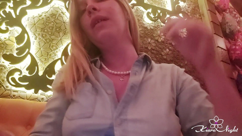 Kiara Night: La bellezza troia si masturba la figa nel bagno del...