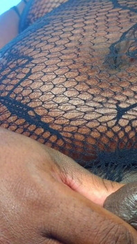 POV 흑인 뚱뚱한 Sissy 앉아서 정액에 싸기