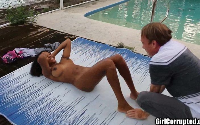Girl Corrupted: Ateşli siyah memeli ivy pis edepsiz d destesinde çıplakı ayırıyor!