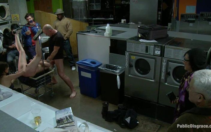 Public Disgrace by Kink: Missy Woods va a la lavandería