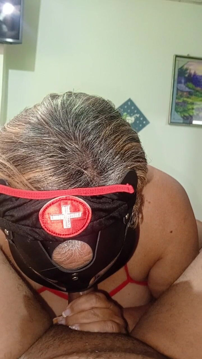 Milfta boohot: Asistentă medicală matură care face o muie bună