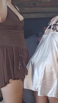 Guardando le nostre amiche lesbiche scoparsi a vicenda con uno strapon