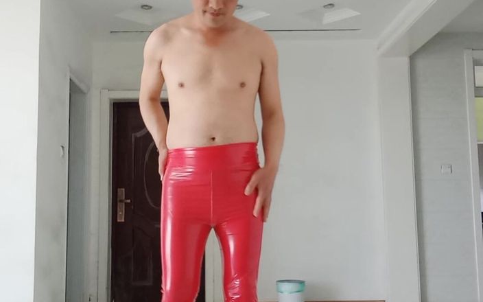 Boots Queen Boy: Rode latexbroek en zwarte hoge hakkenlaarzen lul