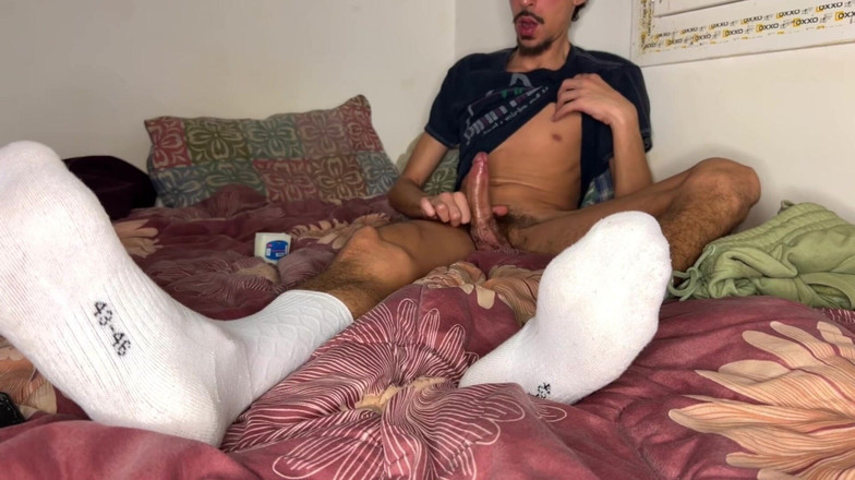 ARAB HUNG TWINK: Viens adorer mes pieds et ma bite et regarde-moi jouir