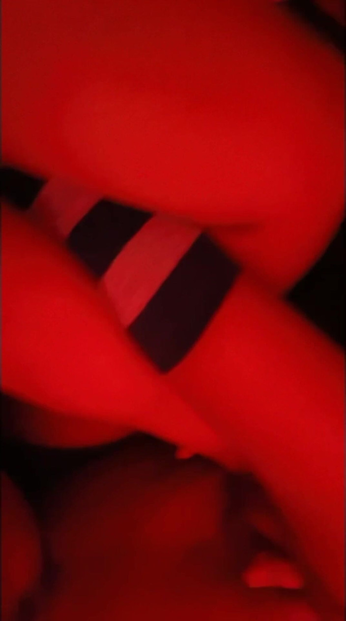 desi_babe1234: शरारती भाभी चुदते हुए विशाल लंड के साथ खेल रही है