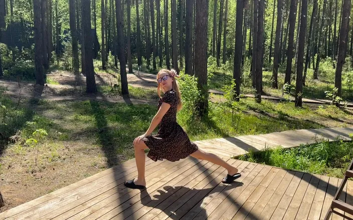 Skinny_lady69: Goddess Streticng Outdoor