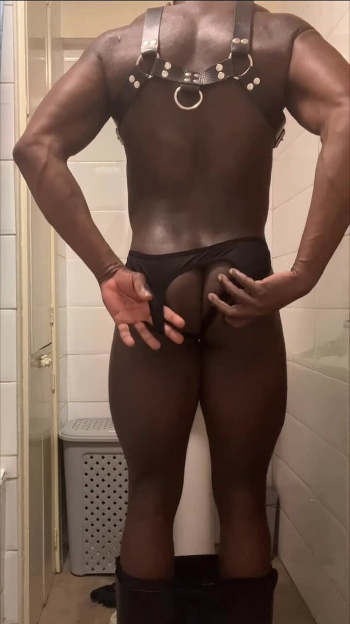 XXL black muscle butt: Un culo corto muscolare xxl