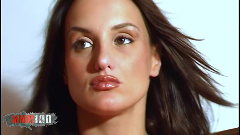 MMM100: Andy-brown: Hübsche zierliche brünette Andy brown macht einen heißen striptease...