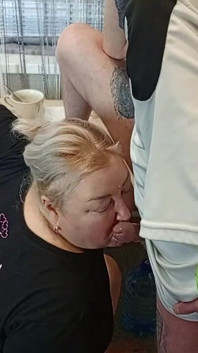 午後はキッチンで隣人の口を突き、射精します