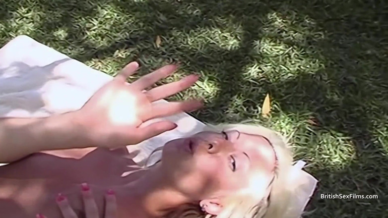 British Sex Films: Mooie blondine geniet van haar eigen poesje in de zon