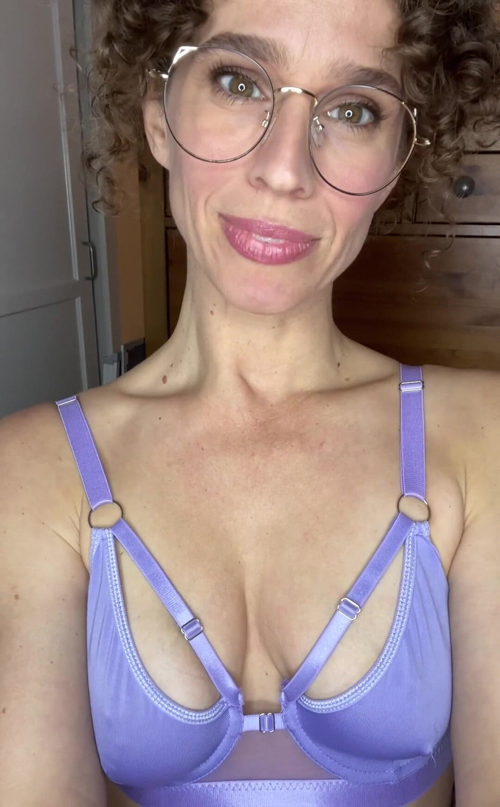 VibeWithMommy: Ibu tiri menggambarkan bagaimana dia ingin kamu membebaskannya di sekitar...