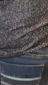 Mi masturbo rischiosamente e segretamente affinché la mia matrigna non scopra che sono una lesbica