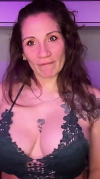 Les Seins De JOI Finissent Par Regarder L’accent Mis Sur La Tête De Ma Lola