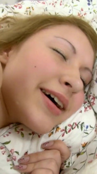 O curvă tânără și blondă sexy îl face pe prietenul ei să se masturbeze cu jucării sexuale fără să-i introducă pula