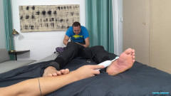 Ticklish Chubs: Nieposłuszeństwo zostanie ukarane!