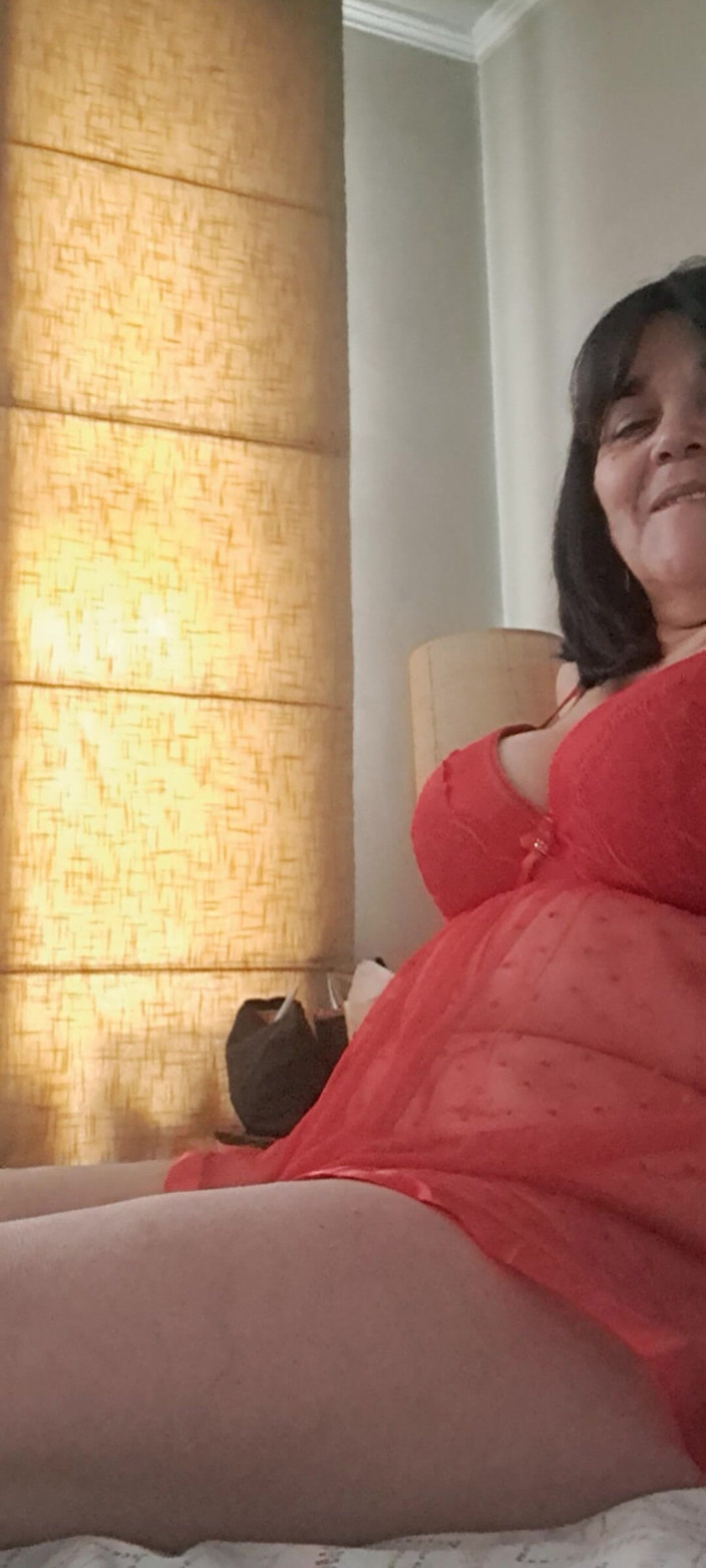 Mommy big hairy pussy: Мачеха в сексуальной красной видеокамере