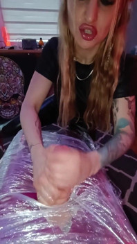 Dominatrix honí se svým otrokem a dělá z něj šílenou orgazm se spoustou spermatu