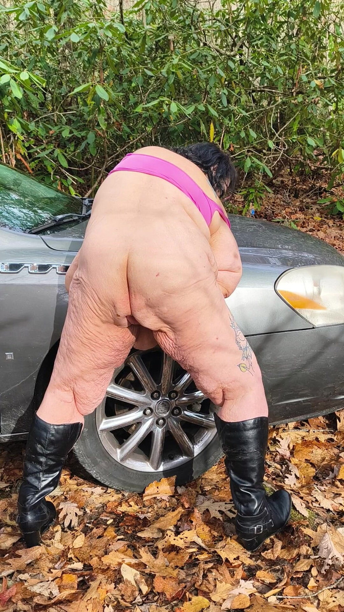 HerculesnVENUS: Buiten seks op de auto flex hoer buig die benen...