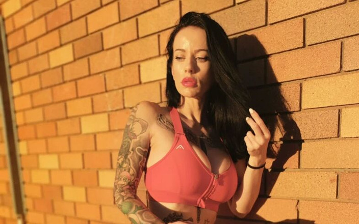 Melody Radford: Người vợ anglosaxon xinh đẹp đang mang thai