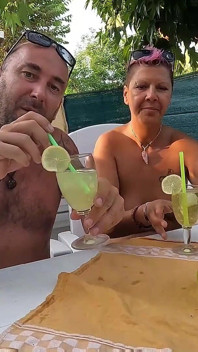 Wir trinken eine Mischung aus frischem natursekt und gefrorenen spermawürfeln