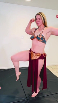 Princezna Leia zvedne a nese Sinthia Bee