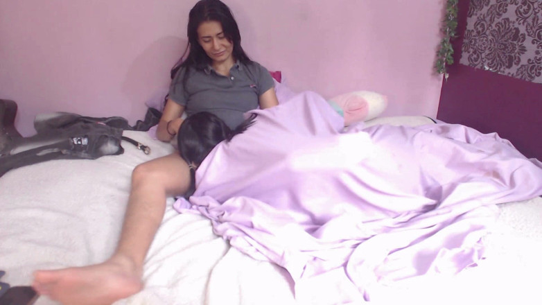 fiesta_porno: Gadis-gadis sange ini lagi asik mainin memeknya sampai muncrat di...