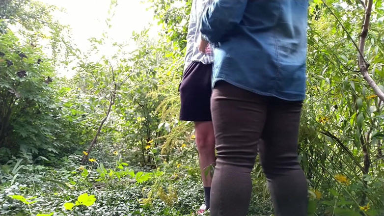 OurFetishLife: Kurvige milf hält schwanz, während er pinkelt