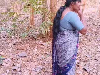 Indian Outdoor Sex. Bhabi desi mengongkek suami di dalam hutan. Cakap Kotor Telugu.