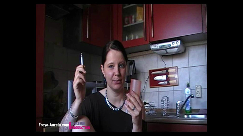 Sinika Skara: Cinta de casa privada - Cuando fumar me viene la orina