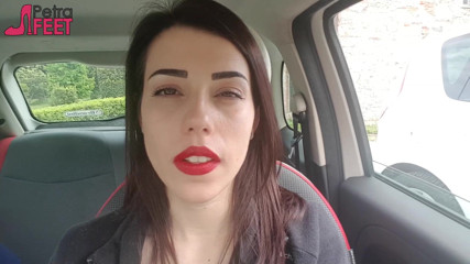 Smokin Fetish: Dobrze wyglądający Petra pali w swoim samochodzie
