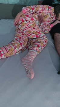 继妹吮吸他的鸡巴，直到她把所有的精液都弄出来
