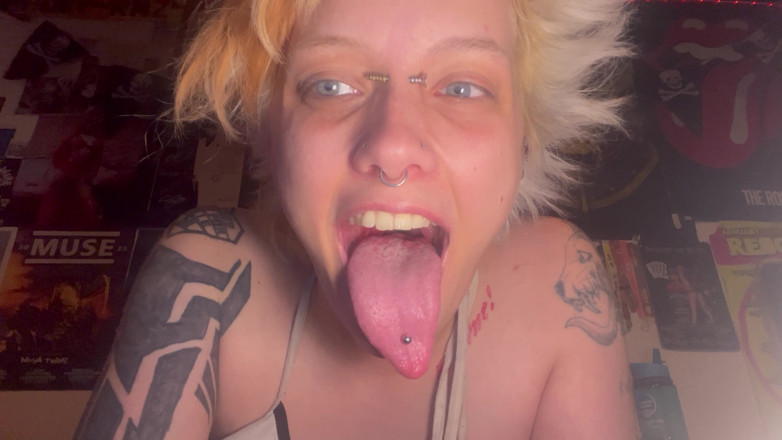 Glitterqueen1999: Une fille gothique n’a pas de bouche de maquillage ! Dents...