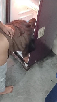 キッチン冷蔵庫ゲートで犯された女の子は、お尻に射精
