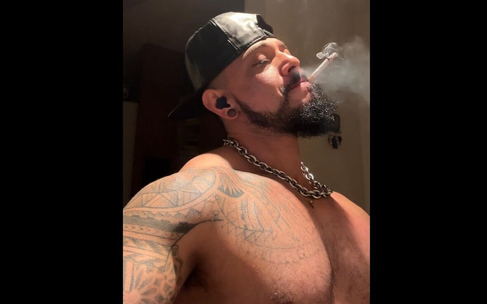 Reds and Muscles: 家に帰ったばかり、ちょっと煙草を吸う