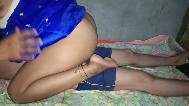 Kavita69: 年轻男孩在与热辣阿姨发生性关系时在我体内射精