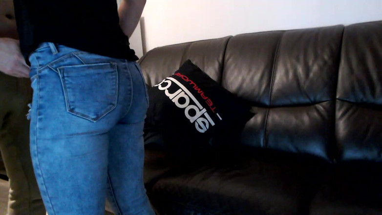 MagicStas: Coño y culo juegan en jeans