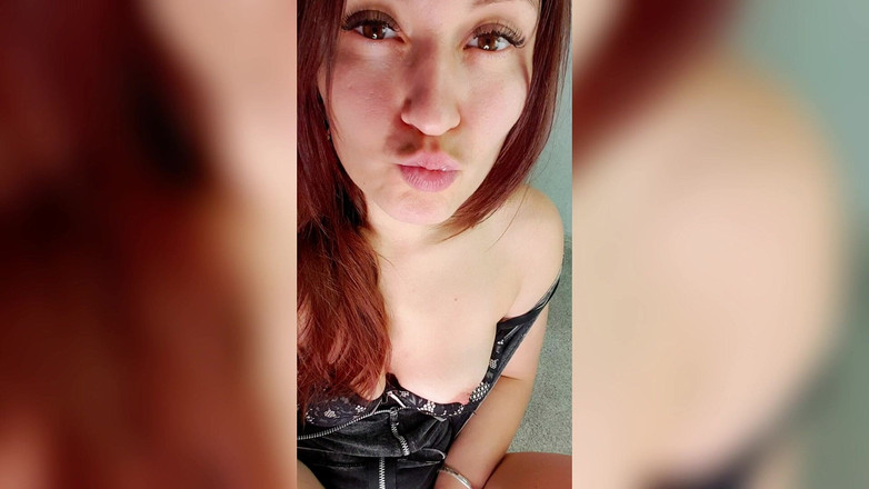 Adele Amber: Vulgar MILF Fingering Pussy