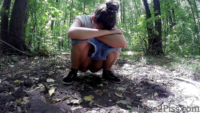 Love 2 Piss: Mengelap pepek dengan daun