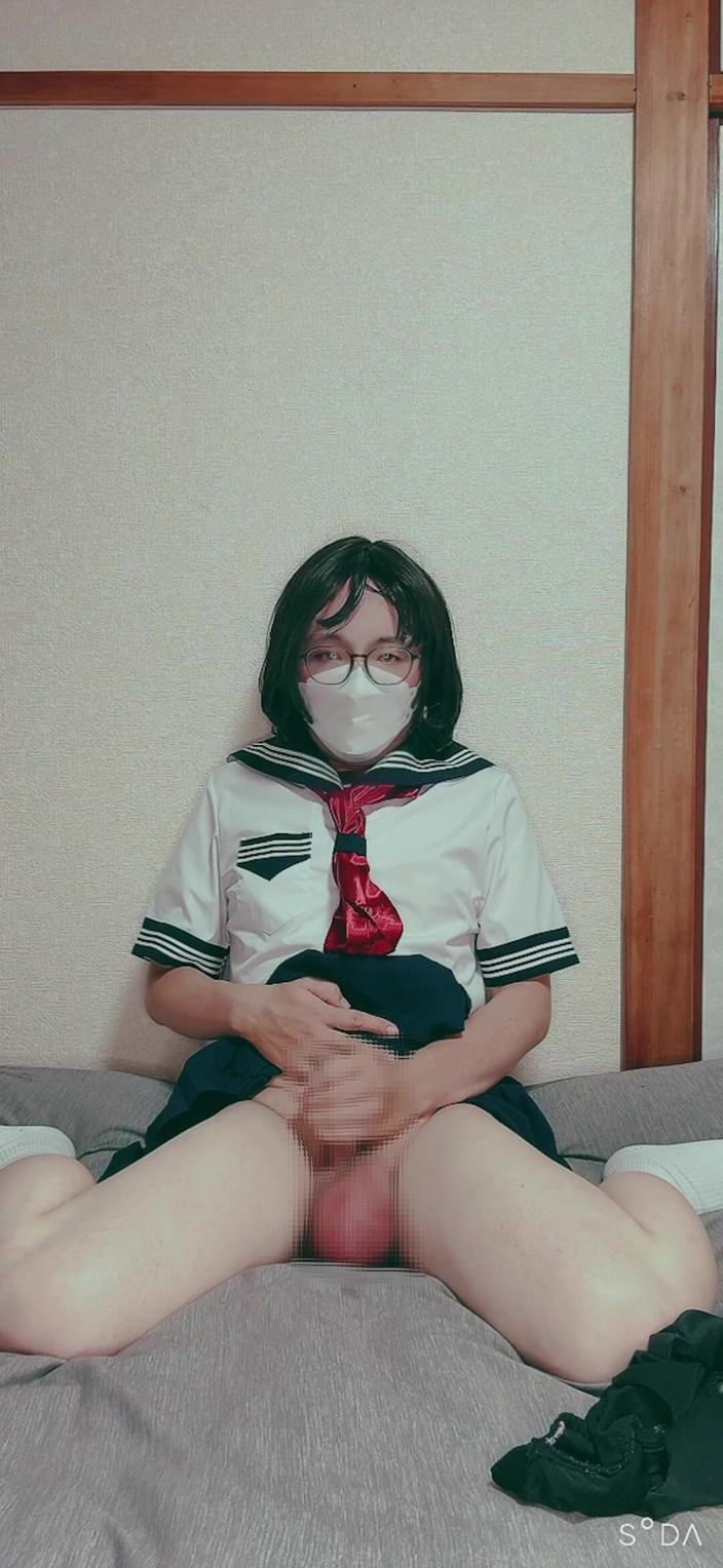 Madoka: Uma senhora se masturbando em um traje de marinheiro