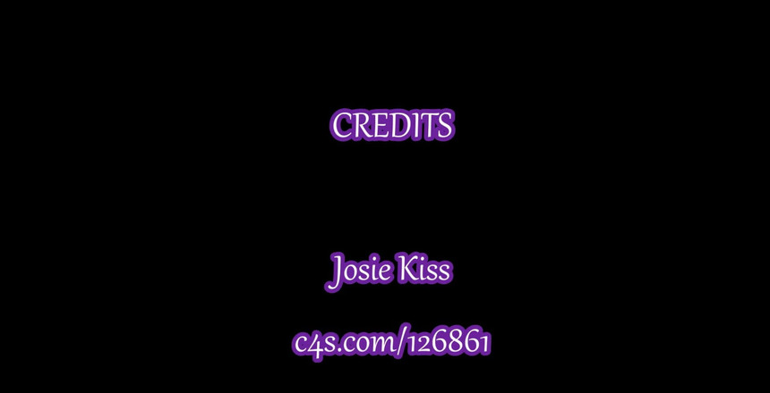 Josie4yourpleasure: I tease you with my big heavy tits. Massaging the...