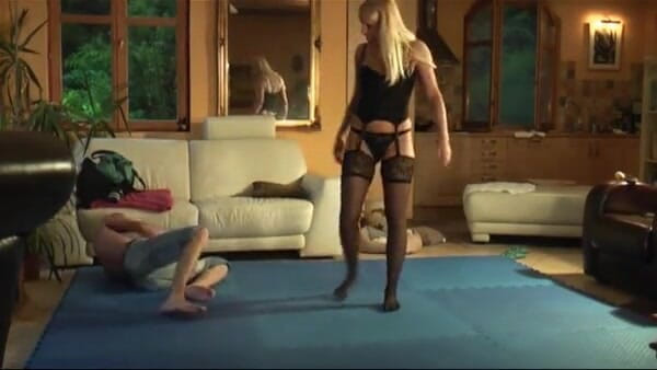 European Lift and Carry Club: Nena caliente en lencería sexy en juego de lucha libre