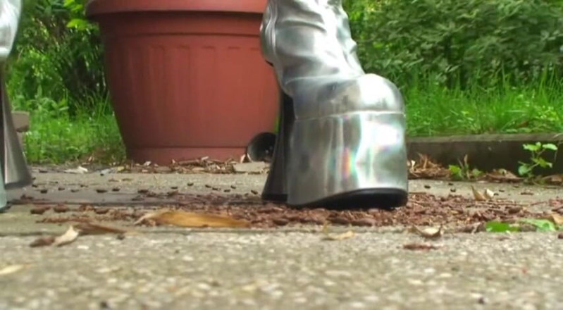 Foot Girls: Aplastando con tacones altos plateados