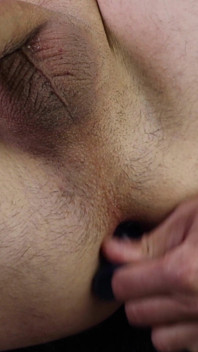 Pijat prostat dengan mainan seks anal - masturbasi memek pria ini pakai mainan seks