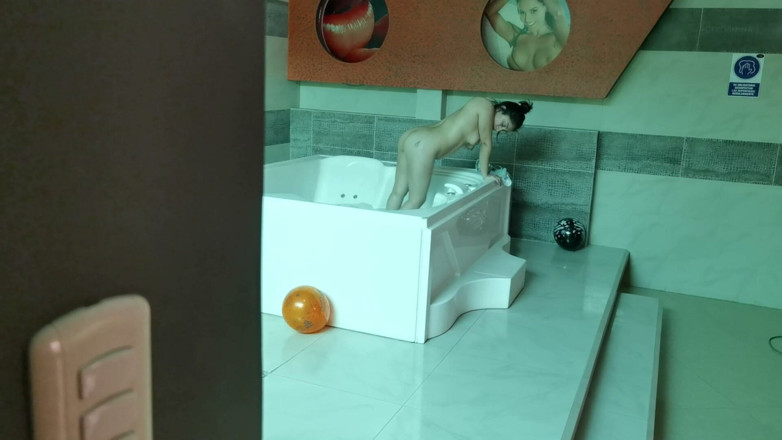 Kevin's Life: Nenápadně se na mě díval, zatímco jsem se koupala.