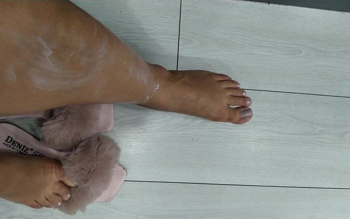 Feet fetish Nikita: Nikita si ibu-ibu bahenol lagi asik muasin memeknya pakai kaki...