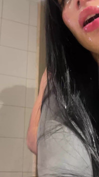 Unterwürfige Schlampe bekommt harten Sex, Ohrfeige und Demütigung im Badezimmer!