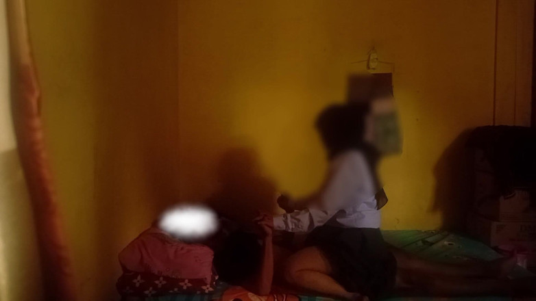 Famly sex: 大学から帰宅したティーンエイジャーが、誰もいないのに自分の継父の家にいる