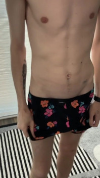 Ragazzo magro mostra un grosso cazzo bianco non circonciso