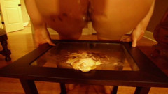 Sexy Amateurz: Sta schiacciando un po' di cibo con il suo grosso...