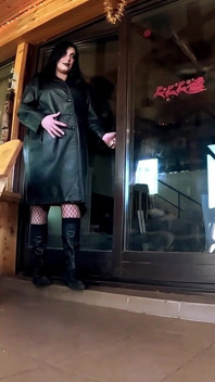 Amazon kouření MILF v kůži, velký doutník kouření, zezadu a dvojitý výstřik na oblečení a vlasy